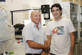 Antonio Gallardo (izquierda) y Manuel Delgado en su laboratorio