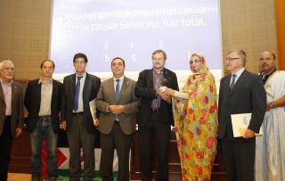 Willy Meller con el premio junto a Aminetou Haidar y, a su izquierda, el rector de la UPO, Vicente Guzmán, y el vicepresidente de la Junta de Andalucía, Diego Valderas