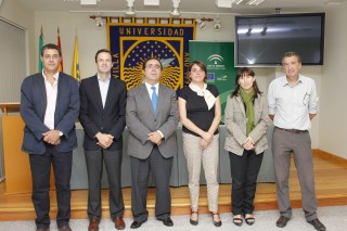 El rector y la consejera junto a los directores de los proyectos de investigación.