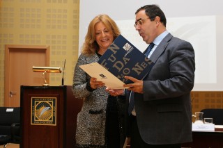 María del Olmo Ibáñez recoge el Premio de manos del rector, Vicente Guzmán