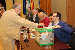 Un momento de la votación en el Claustro de la UPO de las elecciones en a Defensor Universitario