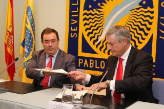 De izquierda a derecha, el rector Vicente Guzmán junto a José Luis Fernández Fernández, director territorial de Andalucía de Banco Santander.