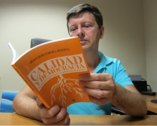 Juan Jesús Mora con su libro 'Calidad y Democracia'