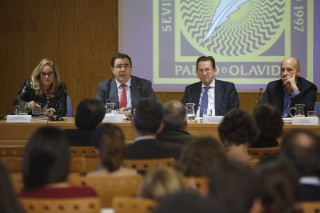 De izquierda a derecha: la adjunta al Defensor del Pueblo Andaluz, el rector de la UPO, el consejero de Justicia e Interior, y el secretario general de la Federación Andalucía Acoge