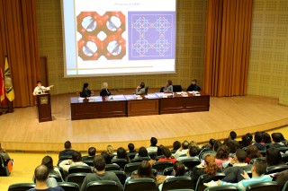 Sofía Calero durante su conferencia 'Diseño de materiales con aplicaciones tecnológicas y ambientales' en el Paraninfo