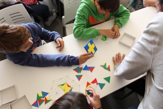 Los estudiandes en el taller práctico sobre “Materiales manipulativos: jugando con las matemáticas”