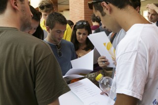 estudiantes ante el rectorado de la UPO