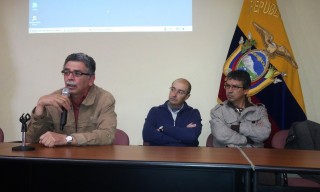 El equipo de la Universidad Pablo de Olavide está dirigido por el profesor Esteban Ruiz Ballesteros (en el centro de la fotografía junto al viceministro del MIES, Fernando Terán, izquierda, y el director del Distrito de Cuenca, Edmundo Villavicencio)