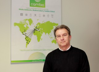 Francisco Javier Escalera Reyes ante un cartel de CamBio