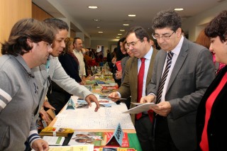 Diego Valderas y Vicente Guzmán han visitado los stands de las asociaciones de voluntariado.