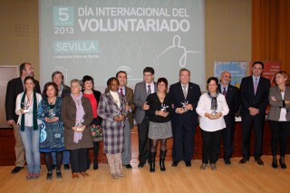 En la imagen, los premiados junto a Diego Valderas y Vicente Guzmán.