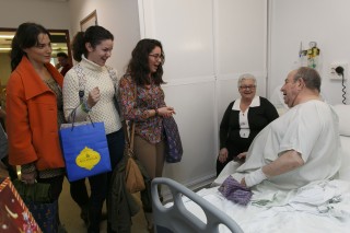 Los voluntarios han repartido regalos a los mayores hospitalizados.