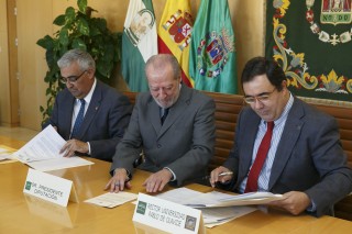 El presidente de la Diputación de Sevilla ha firmado sendos convenios con los rectores de la Universidad de Sevilla y de la Pablo de Olavide por el que la Institución Provincial contribuye al fondo de ayudas sociales de las mismas con un total de 30.000 euros.