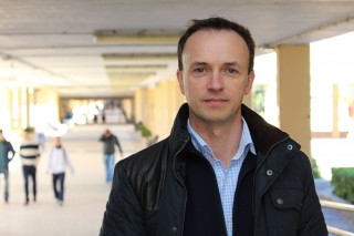 Alberto Egea es profesor del Departamento de Filología y Traducción de la UPO y comisario de la exposición “La imagen de España en los viajeros extranjeros”.