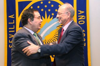El rector de la Universidad Pablo de Olavide, Vicente Guzmán Fluja, y el director gerente del Hospital Victoria Eugenia de la Cruz Roja, Antonio Montero Sines se estrechan la mano tras la firma del convenio