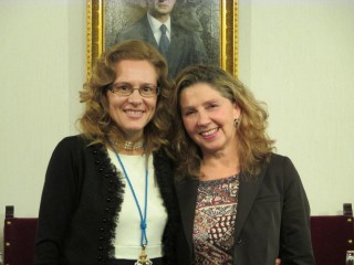 Silvia María Pérez, profesora de Historia Medieval de la UPO (izq)