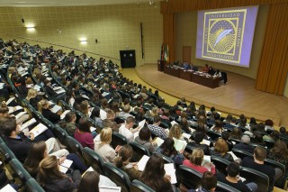 El rector de la UPO preside el acto de bienvenida a los estudiantes en el Paraninfo