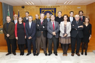 El rector junto a los nuevos cargos académicos y de gobierno