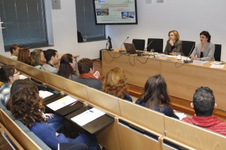 Elodia Hernández, vicerrectora de Cultura, Participación y Compromiso Social, y Manuela Fernández, directora general de Derechos de la Ciudadanía, Participación y Voluntariado de la Junta
