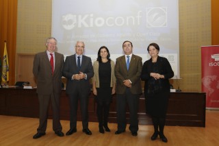 Desde la izquierda: Jesús Huertas, director general de Política Digital de la Junta de Andalucía; Manuel Jiménez Barrios, consejero de la Presidencia de la Junta; María Jesús Almazor, directora territorial Sur de Telefónica; Vicente Guzmán, rector de la UPO, y Dolores Muñoz, secretaria general de Consumo