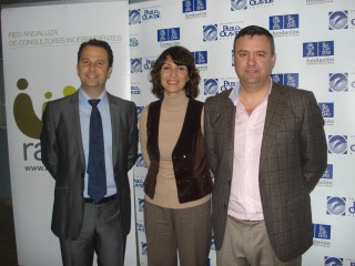 De izquierda a derecha: Joaquín García, presidente de la Red Andaluza de Consultores Independientes (RACI), Laura Gómez, directora académica del curso y Jesús Molina, volcal de Formación de RACI
