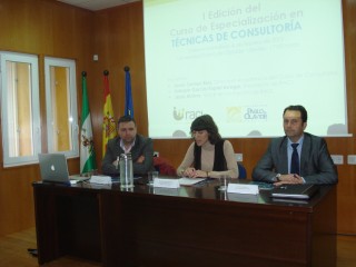 De izquierda a derecha: Joaquín García, presidente de la Red Andaluza de Consultores Independientes (RACI), Laura Gómez, directora académica del curso y Jesús Molina, volcal de Formación de RACI
