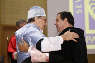 Ramón Gutiérrez tras ser investido Doctor Honoris Causa por el rector de la UPO