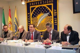 De izquierda a derecha: el vicerrector de Postgrado, Formación Permanente y Empleo de la UPO, Miguel Ángel Gual Font; el presidente de la Diputación de Sevilla, Fernado Rodríguez Villalobos; el rector de la UPO, Vicente Guzmán Fluja; el viceconsejero de Administración Local y Relaciones Institucionales, José Luis Pérez Tapias y el director de la EAPA, Manuel José Terol Becerra.