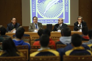 Desde la izquierda: el teniente de alcalde delegado de Deportes del Ayuntamiento de Dos Hermanas, José Manuel Carrión, el rector Vicente Guzmán, el presidente de la Academia, Conrado Durantez, y el director del Centro de Estudios Olímpicos de la Olavide y organizador de esta sesión anual, Manuel Porras
