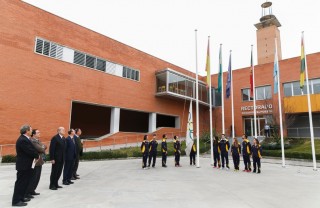 El acto de inauguración ha comenzado con el izado de la bandera olímpica en la plaza de América
