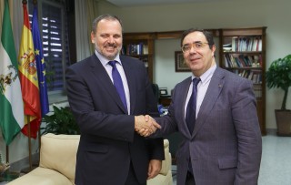 Eugenio Martínez Enríquez (izquierda) junto al rector de la UPO, Vicente Guzmán