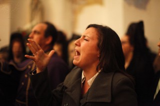 Mujer canta una saeta en la calle