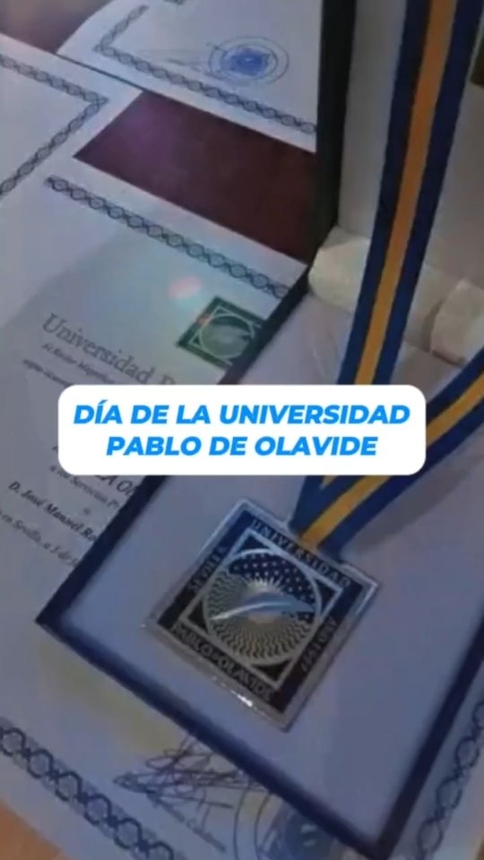 🎬 La Universidad Pablo de Olavide ha celebrado hoy su Día institucional con un acto de reconocimiento a la dedicación y la excelencia investigadora.

En la sección ‘Somos Universidad’, espacio concebido para dar a conocer la investigación que se desarrolla en la Pablo de Olavide y su impacto social, este año se han reconocido tres iniciativas vinculadas a la innovación en el ámbito de la empresa y el emprendimiento, la conservación y protección del patrimonio y la salud: la actividad del Laboratorio de Innovación, Emprendimiento y Empresa Familiar (INN-LAB), dirigido por la doctora Bárbara Larrañeta; el Grupo Patrimonio, Medioambiente y Tecnología, liderado por la doctora Pilar Ortiz Calderón; y el equipo de investigación ‘Infecciones bacterianas: nuevas dianas y nuevas estrategias de prevención y tratamiento’, dirigido por el doctor Younes Smani.

En la entrega de distinciones, la Insignia Plata Olavide ha reconocido los servicios prestados por M.ª del Carmen Mateos, técnico auxiliar de Biblioteca, Archivo y Museo, y por José Naranjo, catedrático de Educación Física y Deportiva. La Insignia de Oro Olavide se ha concedido a M.ª José Garrido, responsable de Gestión del Departamento de Sistemas Físicos, Químicos y Naturales; a Ángel Monteseirín, jefe de Unidad de Justificación del Área de Investigación; a Antonio José López Gutiérrez, profesor titular del Departamento de Geografía, Historia y Filosofía; y a Antonio Villar, catedrático del Departamento de Economía, Métodos Cuantitativos e Historia Económica.

La Medalla ‘Olavide’, por más de 25 años de servicios prestados, ha sido otorgada a José Manuel Rosado, director del Área de Contratación y Patrimonio; a Bartolomé Yun Casalilla, catedrático de Historia Moderna; a M.ª de la Cinta Canterla, catedrática de Filosofía; a Francisco Carrasco Fenech, catedrático de Economía Financiera y Contabilidad; y a Flor M.ª Guerrero Casas, catedrática de Métodos Cuantitativos para la Economía y la Empresa. Asimismo, la Medalla al Mérito de la Universidad Pablo de Olavide ha distinguido a José Manuel Rosado Daza y a Francisco Carrasco Fenech. 

¡Enhorabuena a todas las personas galardonadas! 👏

#DíaDeLaUPO #SomosUniversidad