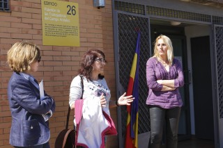 María del Carmen García, en el centro de la imagen, junto a Elodia Hernández y Carmen Torrecillas bajo el nuevo rótulo del edificio 26
