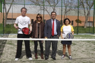 El rector Vicente Guzmán y la vicepresidenta ejecutiva de Fundaciones Laura López, en el centro, junto al secretario general José María Seco y la vicerrectora de TIC Alicia Troncoso, quienes han participado en el torneo