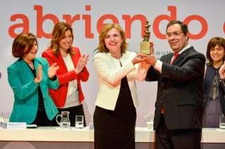 El rector y la vicerrectora de Cultura, Participación y Compromiso Social reciben el galardón concedido a la residencia