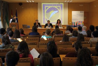 El rector junto al decano y vicedecana de Prácticas, Empleabilidad e Internacionalización de la Facultad de Ciencias Sociales han inaugurado este encuentro