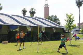 estudiantes practicando spiribol