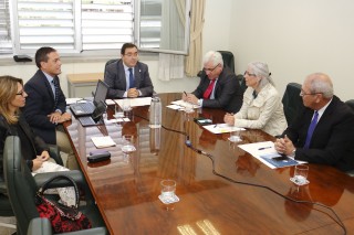 En la imagen, en el centro el rector, a su derecha: José Manuel Feria y Laura López de la Cruz; y a su izquierda: Miguel Palacios, Esperanza Morillo y Antonio Vega.