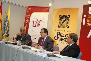 Los rectores de la Universidad Pablo de Olavide, Vicente Guzmán Fluja, la Universidad de Sevilla, Antonio Ramírez de Arellano, y de la Universidad Internacional de Andalucía, Eugenio Domínguez Vilches