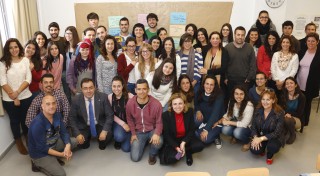 Los voluntarios de la UPO junto al personal de la Oficina de Voluntariado y Solidaridad de la Olavide