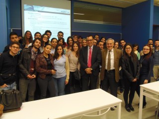 El consejero delegado de Alestis Aerospace junto con los estudiantes del master