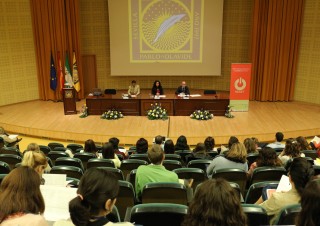 La vicerrectora de Internacionalización y Comunicación, Pilar Rodríguez Reina, el presidente de la AESLA, Ricardo Mairal, y el profesor del Departamento de Filología y Traducción de la UPO, Francisco Lorenzo (izq.) han inaugurado el congreso