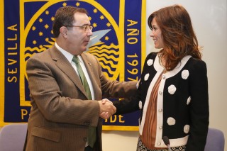 El rector de la Universidad Pablo de Olavide, Vicente Guzmán, y la directora provincial de Fraternidad Muprespa, Lola Jariego, han firmado esta mañana un convenio de cooperación educativa