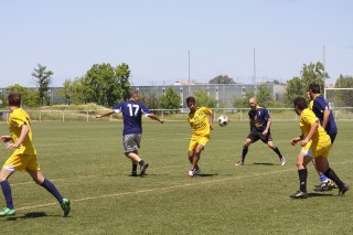 Partido de estudiantes, camiseta amarilla, contra profesores