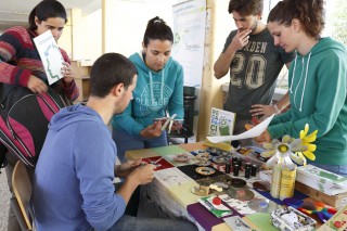 Estudiantes en el taller de "Reciclaje Creativo" que se ha celebrado esta mañana en la Olavide