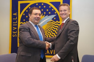El rector de la Universidad Pablo de Olavide, Vicente Guzmán, y el director del centro Asepeyo en Sevilla, Manuel Pérez (derecha)