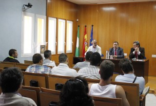 Internos y funcionarios han asistido a un acto de bienvenida en la UPO en el que han intervenido el rector Vicente Guzmán, el decano de la Facultad de Ciencias Sociales, Guillermo Domínguez, y el profesor de Trabajo Social y organizador de la visita, José Luis Sarasola
