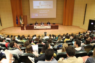 El rector, Vicente Guzmán, junto con Beltrán Pérez, delegado de Participación Ciudadana del Ayuntamiento de Sevilla, y Javier Alés, profesor de Derecho Administrativo de la UPO inauguraron las jornadas