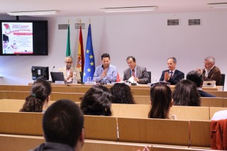 De izq. a dcha: José María O'Kean, catedrático de Economía aplicada; Jesús Valencia, secretario general de UATAE Andalucía; Vicente Guzmán; Francisco Carrasco, decano de la Facultad de CC. Empresariales, y Francisco Ortiz, presidente de la empresa Xtrace.